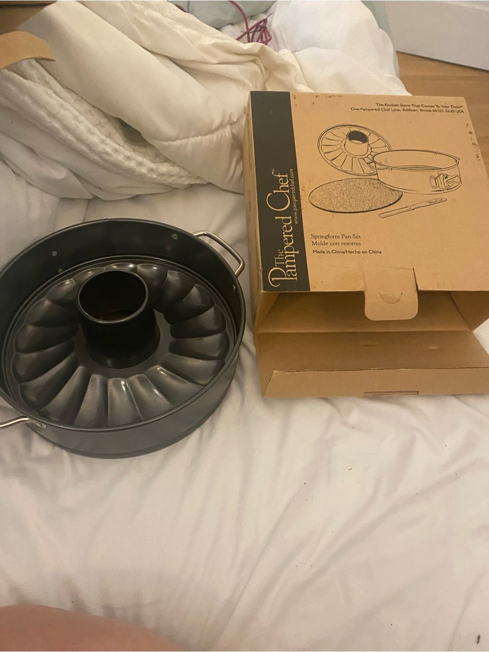 New in box and never used pampered chef springform pan